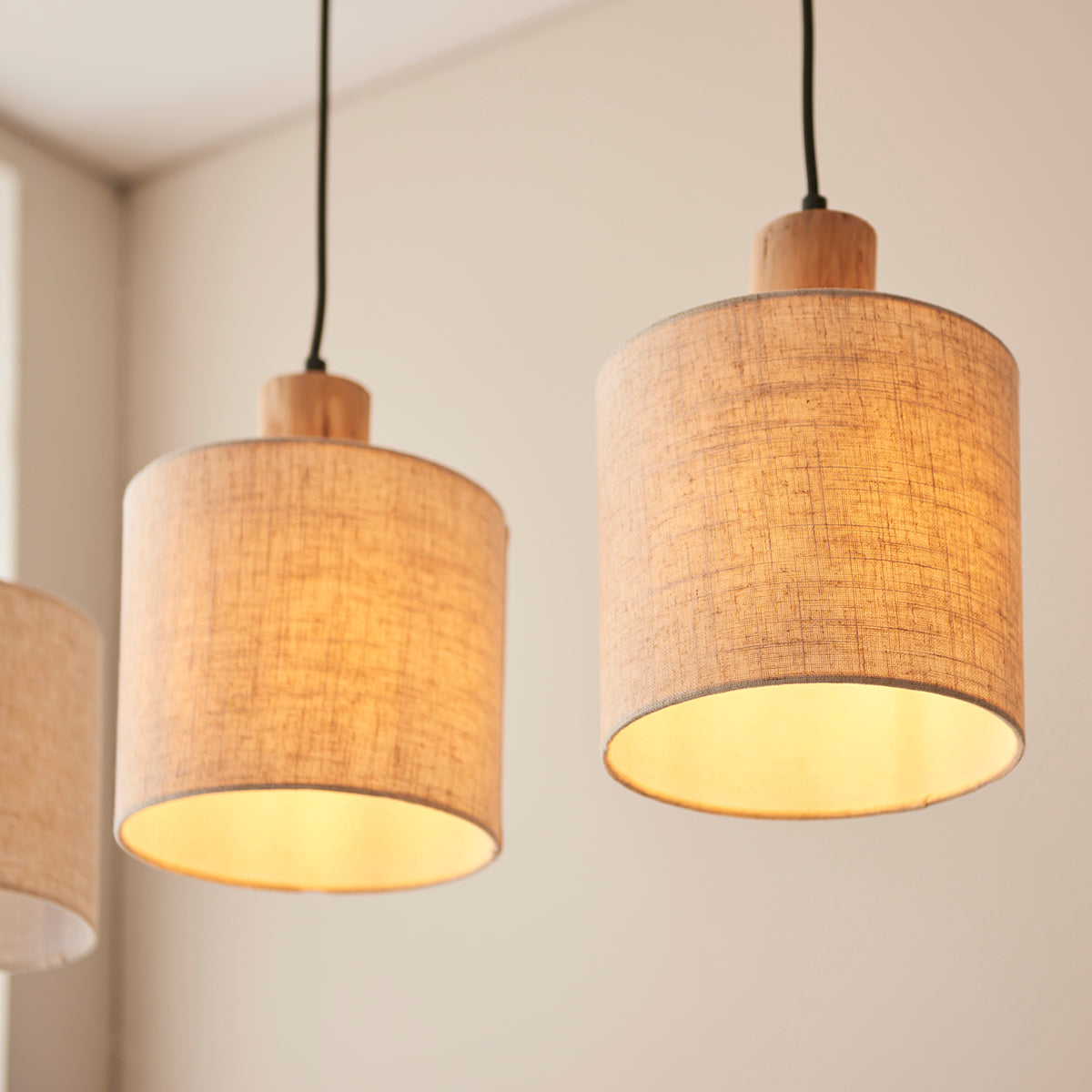 Natural eucalyptus wood, natural linen & matt black