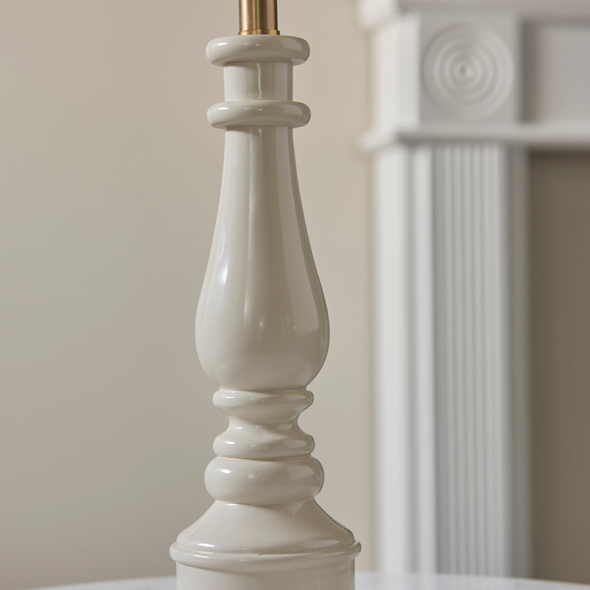 Almond white & warm brass plate