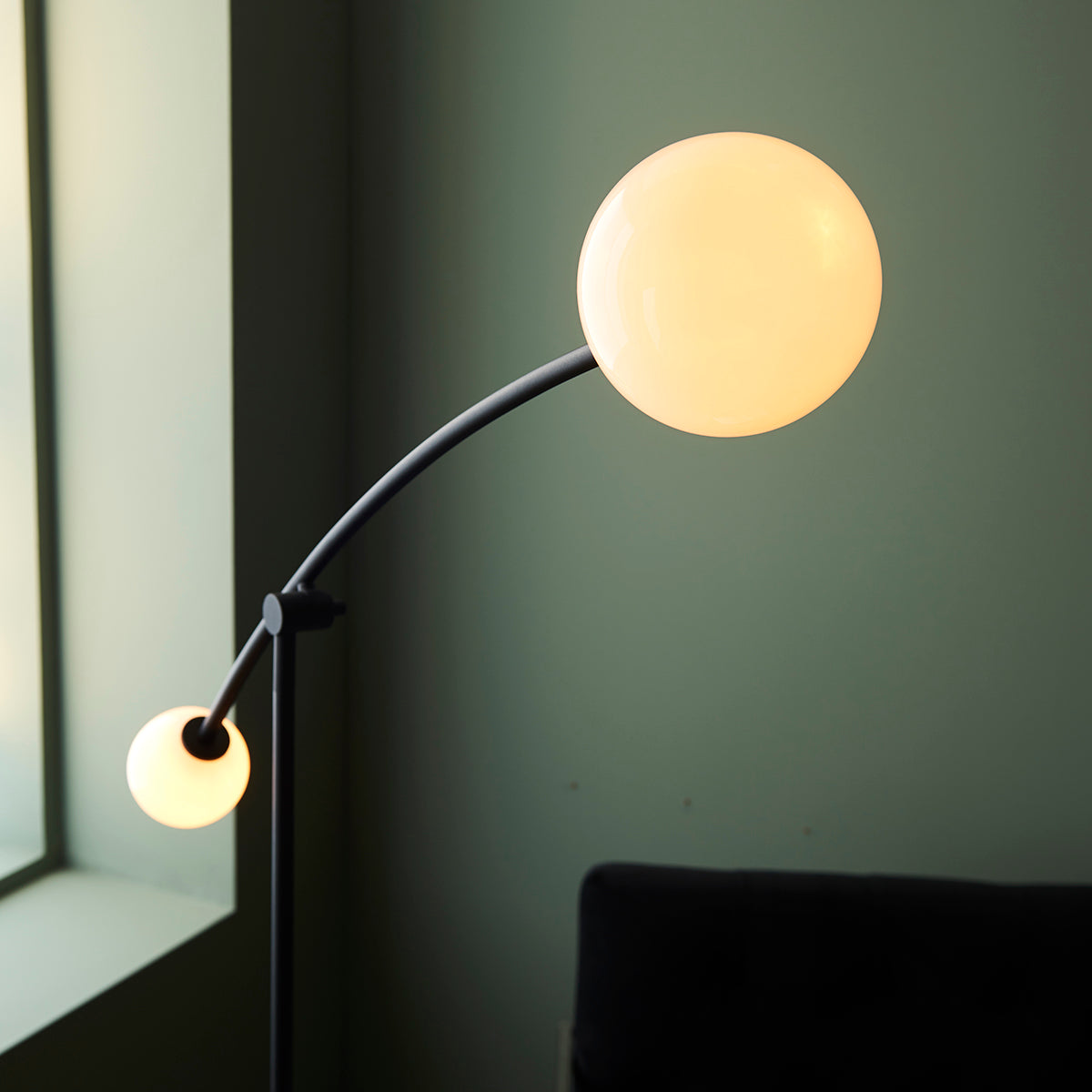 See-saw Floor Lamp in Black and Opal